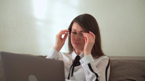 Överarbete och utbrändhet under långt arbete. Stress och huvudvärk. — Stockvideo