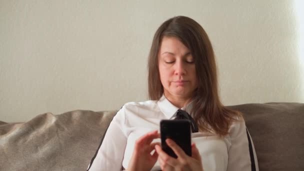 Μια γυναίκα συνομιλεί με έναν φίλο σε έναν αγγελιοφόρο. Smartphone στην καθημερινή ζωή — Αρχείο Βίντεο