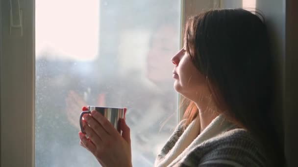 Winteravonden in een gezellig huis. Een vrouw op vakantie. Zwarte koffie drinken — Stockvideo