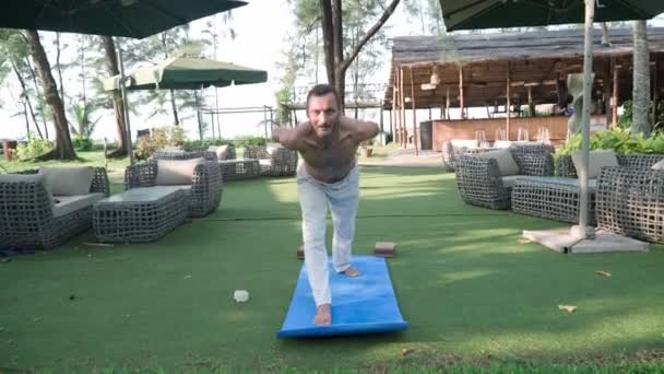 Ochtend yoga praktijk in India Goa. Buitensporten — Stockvideo