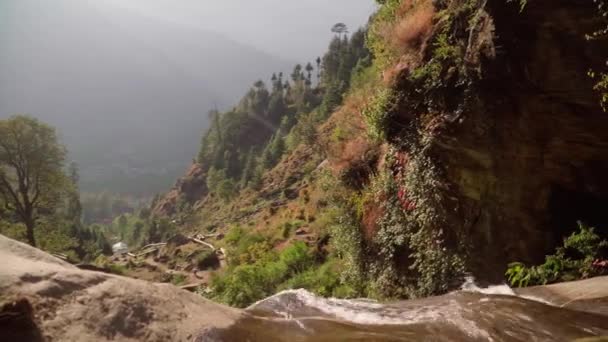Bergsfloden. Fjällvattenfall i Himalaya, Indien — Stockvideo