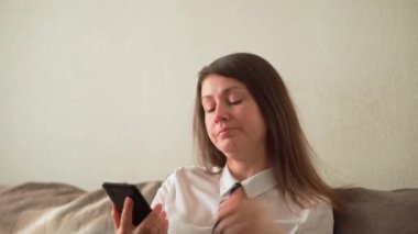 Halka açık kablosuz ağ kullanımı. Akıllı telefondan bir kadını gözetlemek.