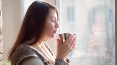 Pencere gözlemi. Rahat bir evde dinlenin. Kız bir arkadaşını selamlıyor..