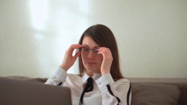 İş gününün sonunda. Yorgunluk, iş yerinde yorgunluk. Yaşlı kadın yorgun..