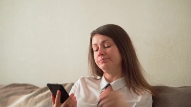 Användning av offentligt Wi-Fi. Spionera på en kvinna med hjälp av en smartphone — Stockvideo