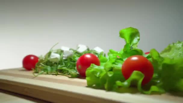 Zelená farma. Řecká kuchyně. Salát pro zdraví. Syrová zelenina — Stock video