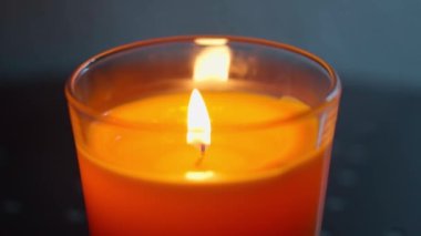 Mum masanın üzerinde. Yakın plan. Yavaş çekim