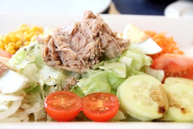 Ton balığı salatası