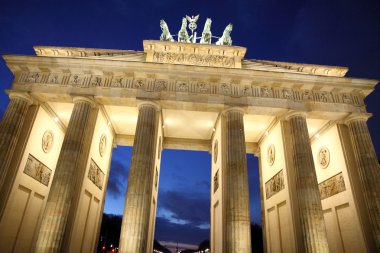 Berlin brandenburg kapısı alacakaranlıkta