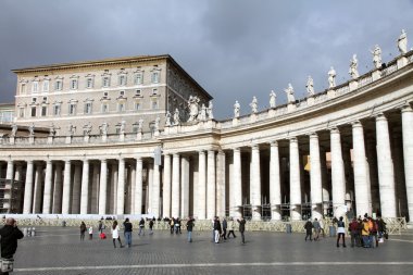 Aziz Peter Meydanı 'nın etrafındaki kolonide.