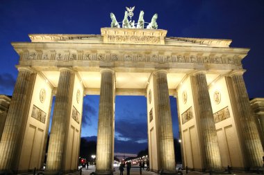 Berlin brandenburg kapısı alacakaranlıkta