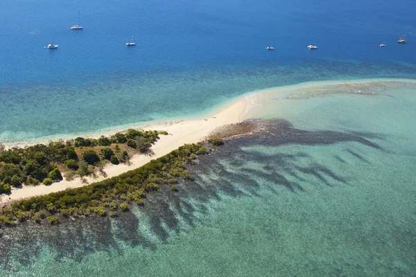 Ilha Whitsunday rodeada por recifes de coral — Fotografia de Stock