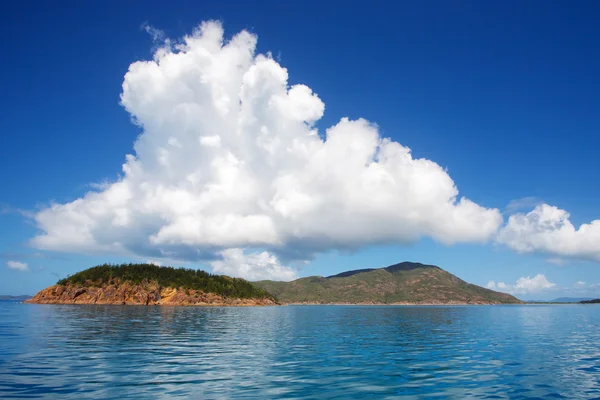 Tropische Insel ruhige See lizenzfreie Stockbilder