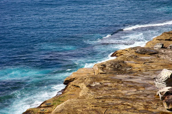 Rock ledge ve okyanus dalgaları — Stok fotoğraf