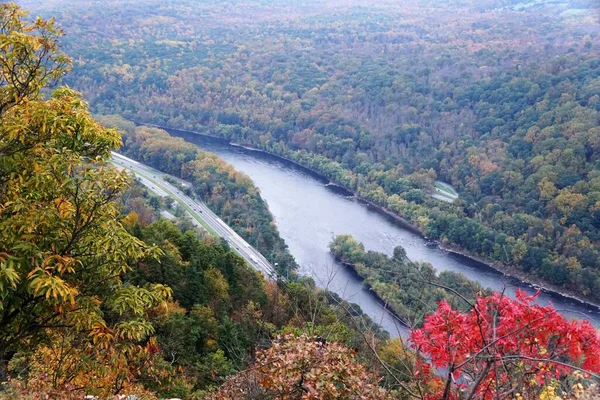 Antenni Näkymä Delaware Water Gap Syksyllä Lehtien Ylhäältä Mount Tammany — kuvapankkivalokuva