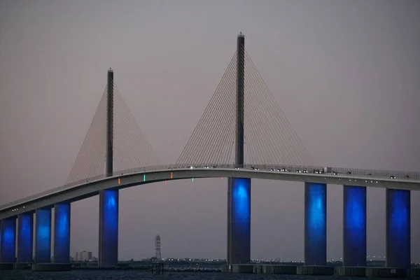 Vista Del Bob Graham Sunshine Skyway Bridge Illuminato Luci Blu — Foto Stock