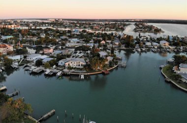 Sabahın erken saatlerinde John Pass, Madeira Beach, Florida, ABD yakınlarındaki deniz manzaralı evler.