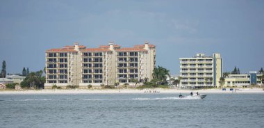 Madeira Sahili, Florida, ABD - 10 Kasım 2021 Kıyıdaki binaların ve apartmanların manzarası