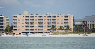 Madeira Sahili, Florida, ABD - 10 Kasım 2021 Kıyıdaki binaların ve apartmanların manzarası