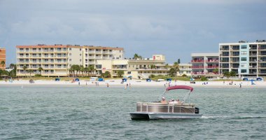 Madeira Sahili, Florida, ABD - 10 Kasım 2021 Körfezde hareket eden bir duba teknesi
