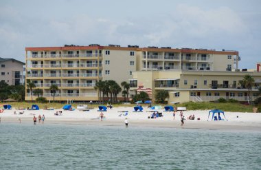 Madeira Sahili, Florida, ABD - 10 Kasım 2021 Kıyıdaki binaların ve apartmanların manzarası