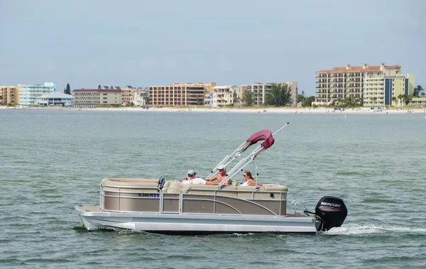 Madeira Beach Florida November 2021 Pontoon Boat Moving Bay — Stock Photo, Image