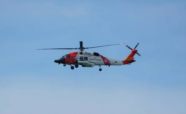 美国佛罗里达州马德拉海滩 2021年11月8日 美国海岸警卫队直升机在空中盘旋 — 图库照片