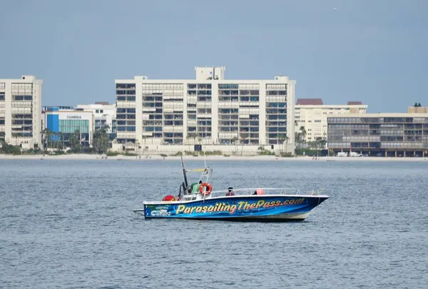 Madeira Beach Florida November 2021 Ένα Σκάφος Αλεξίπτωτο Στον Κόλπο — Φωτογραφία Αρχείου