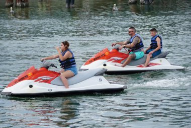 Madeira Sahili, Florida, ABD - 8 Kasım 2021 John 's Pass Kanalı' ndaki jet ski 'de eğlenen insanlar