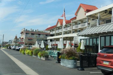Cape May, New Jersey, ABD - 21 Eylül 2021 Liman manzaralı otel binaları