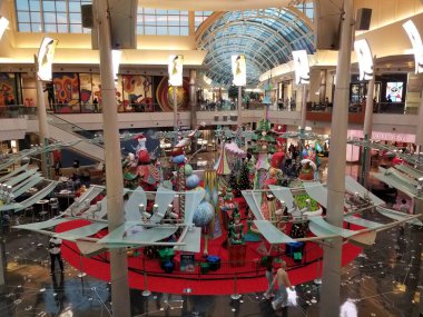 Orlando, Florida, ABD - 11 Kasım 2021 Millenia 'daki AVM' nin içindeki bayram süsü