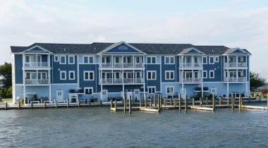 Chincoteague, Virginia ABD - 21 Eylül 2021 Körfez kıyısındaki apartmanların manzarası