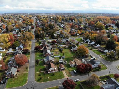 Newport, Delaware, ABD - 11 Kasım 2021 Sonbahar yeşilliklerinin çarpıcı renkleriyle çevrili yerleşim yerlerinin havadan görünüşü