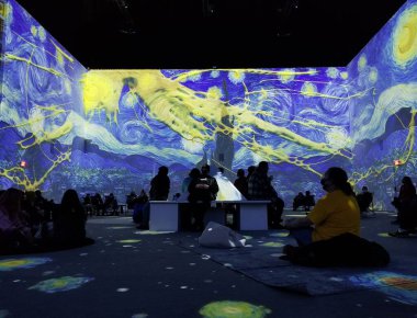 Yukarı Darby, Pennsylvania, ABD - 28 Kasım 2021 Van Gogh sanatının büyük ve muhteşem yansıması