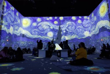 Yukarı Darby, Pennsylvania, ABD - 28 Kasım 2021 Van Gogh sanatının büyük ve muhteşem yansıması