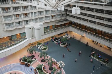 Florida, ABD - 5 Kasım 2021 Orlando Havalimanı terminalinin içindeki çeşme ve Hyatt Oteli 'nin en üst manzarası