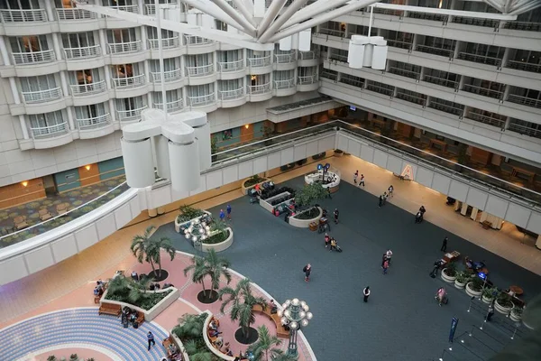 Florida, ABD - 5 Kasım 2021 Orlando Havalimanı terminalinin içindeki çeşme ve Hyatt Oteli 'nin en üst manzarası