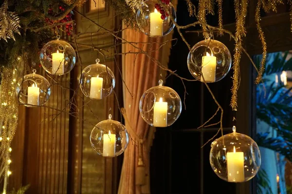 Superbe Verre Rond Suspendu Avec Des Bougies Allumées — Photo