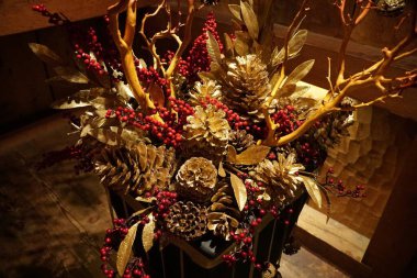 Noel süsü olarak altın parıltısına batırılmış çam kozalakları.