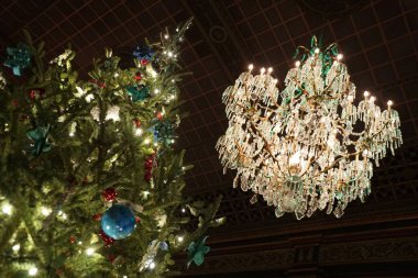 Güzel kristal avize Noel ağacının yanında