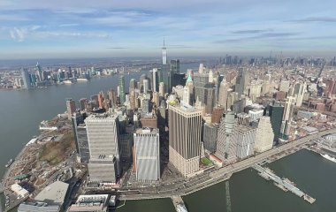 New York City, ABD - 15 Aralık 2021 Manhattan 'daki gökdelenlerin havadan görünüşü, bir helikopter gezisinden alındı.