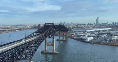 Newark, New Jersey, ABD - 15 Aralık 2021 - Pulaski Skyway 'in hava manzarası, bir helikopter gezisinden alındı