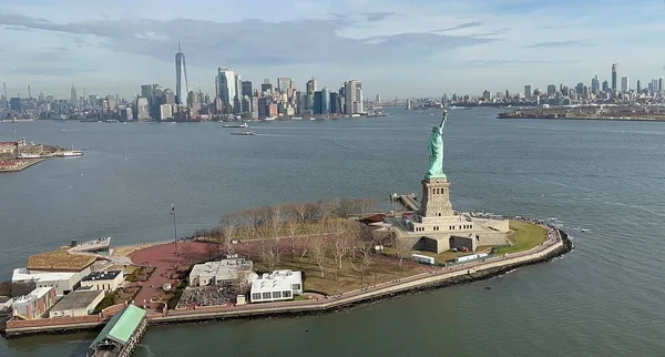 New York City, ABD - 15 Aralık 2021 Özgürlük Heykeli ve Manhattan 'ın havadan görünüşü, bir helikopter gezisinden alındı.