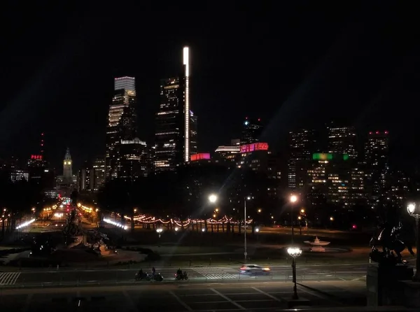 美国宾夕法尼亚州费城 2021年12月15日 从艺术博物馆台阶顶上俯瞰城市的夜景 — 图库照片