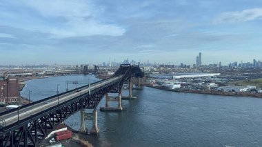 Newark, New Jersey, ABD - 15 Aralık 2021 Bir helikopterden alınan Pulaski Skyway 'in hava görüntüsü