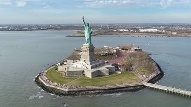 Bir helikopter gezisinden alınan Özgürlük Heykeli 'nin çarpıcı hava manzarası.
