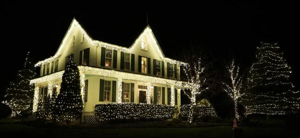 Nottingham, Pennsylvania, ABD 'de Noel ışıklarıyla dekore edilmiş bir ev.
