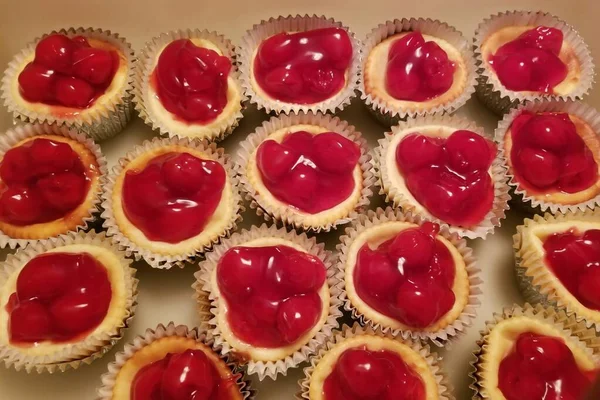 Mini Tartas Queso Decoradas Con Cerezas Rojas Parte Superior — Foto de Stock