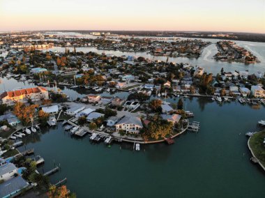 Madeira Beach, Florida, ABD yakınlarındaki yerleşim alanlarının ve deniz kenarındaki evlerin hava görüntüsü.