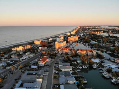 Madeira Beach, Florida, ABD yakınlarındaki sahil ve kıyı şeridi otelinin hava görüntüsü.